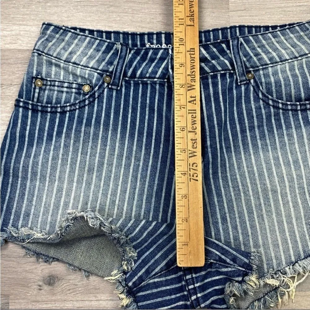 Freestyle Revolution Pinstriped Raw Hem High Rise Jean Shorts‎ Juniors 7 - Image 9
