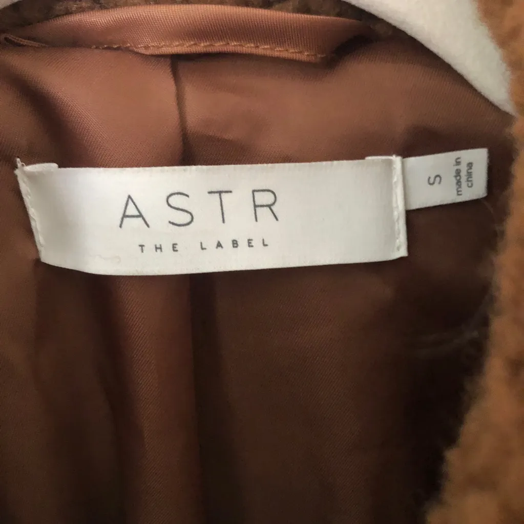 ASTR The Label Brooklyn Camel Brown Sherpa Teddy Fleece Women Jacket Small - Image 4