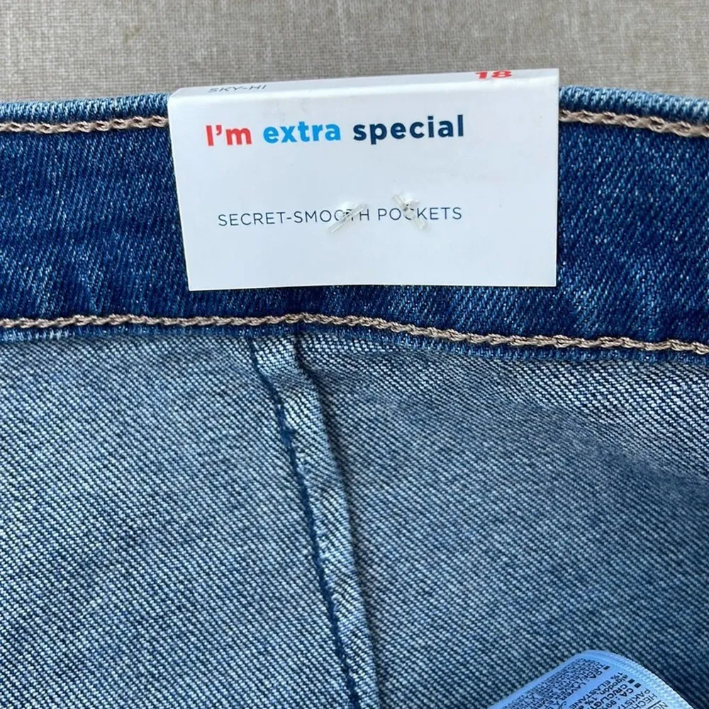 Old Navy denim jean shorts Sky-Hi A-line, High Rise Frayed Hem size 18 NEW - Image 5