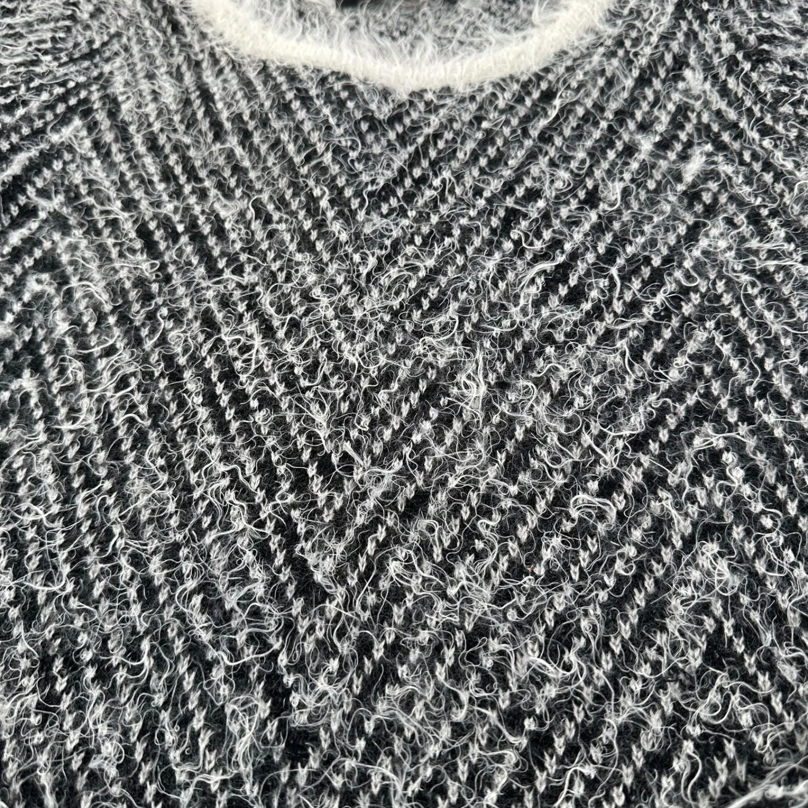 Cyrus Fuzzy Chevron Stripe Knit Sweater Women's Small Crew Neck Pullover Black - Image 4