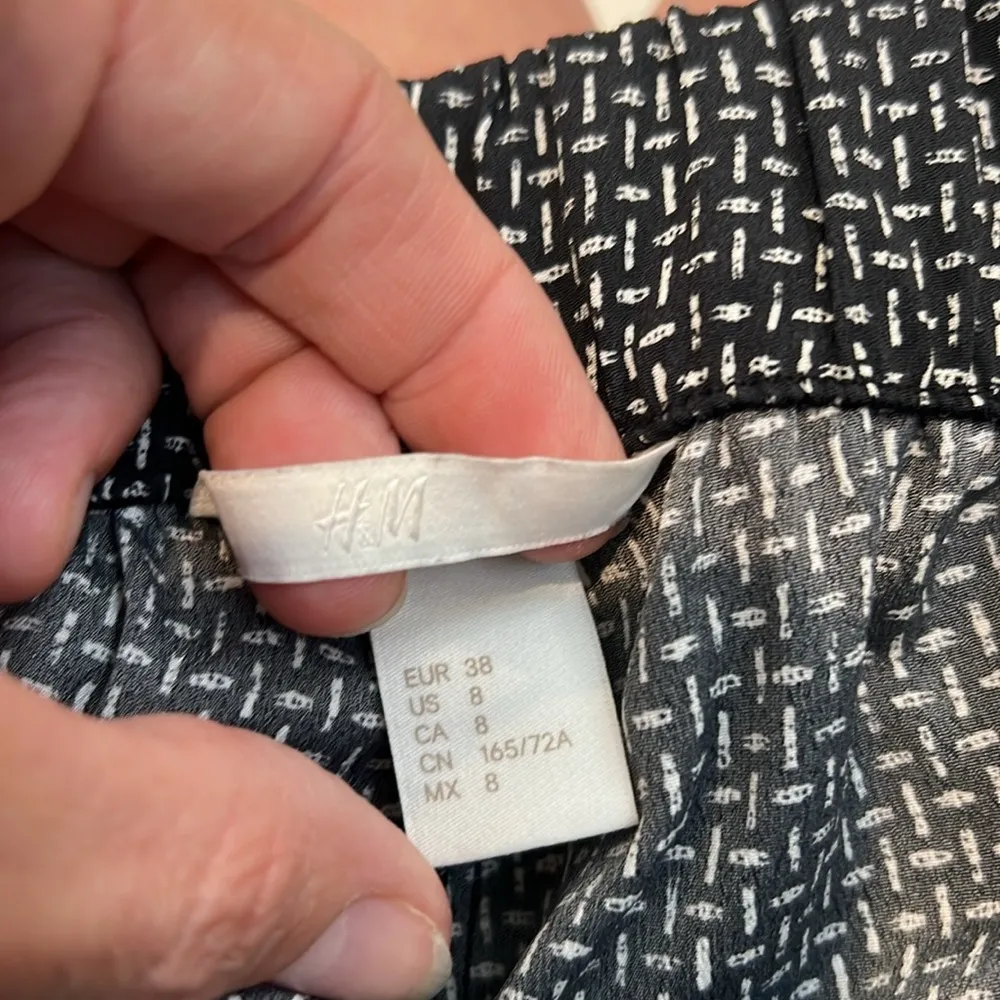 H&M Black and White lightweight cropped pants size 8. In perfect condition! - Image 6