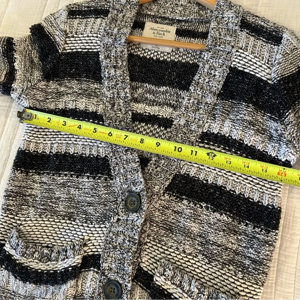 Abercrombie & Fitch Three Button Pocket Cardigan. Size Small. - Image 9