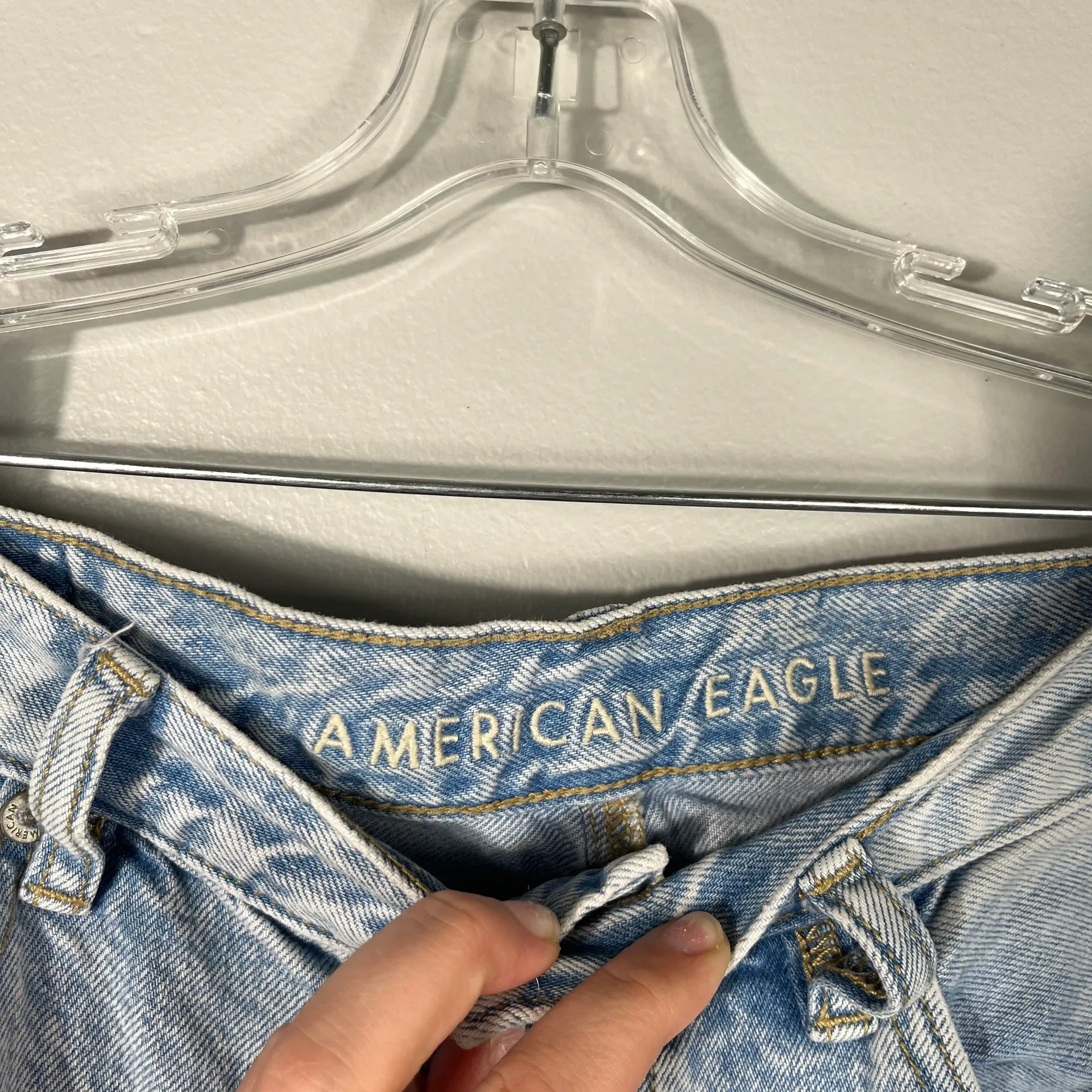 American Eagle Light Wash Distressed Ripped Relaxed Fit Mom Jeans Size 4 Regular - Image 4