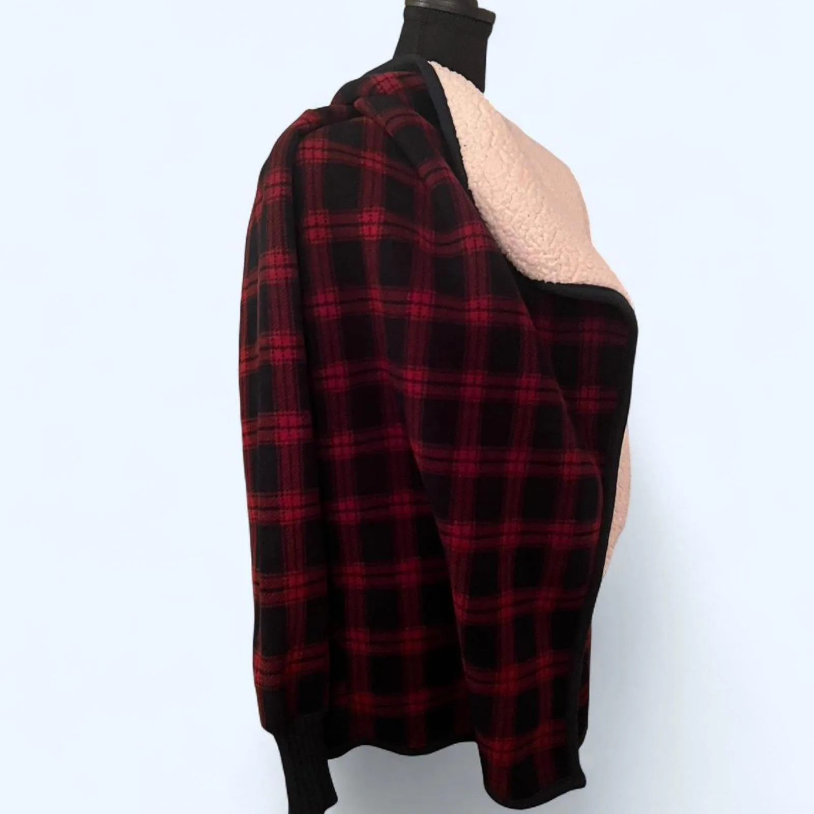 Abercrombie and Fitch red and black plaid sherpa lined jacket Size Small - Image 2
