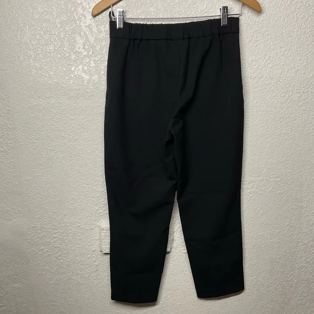 Babaton Atelier Elastic Waist Crepe
Cropped Tapered Pant Black Size 2 - Image 3