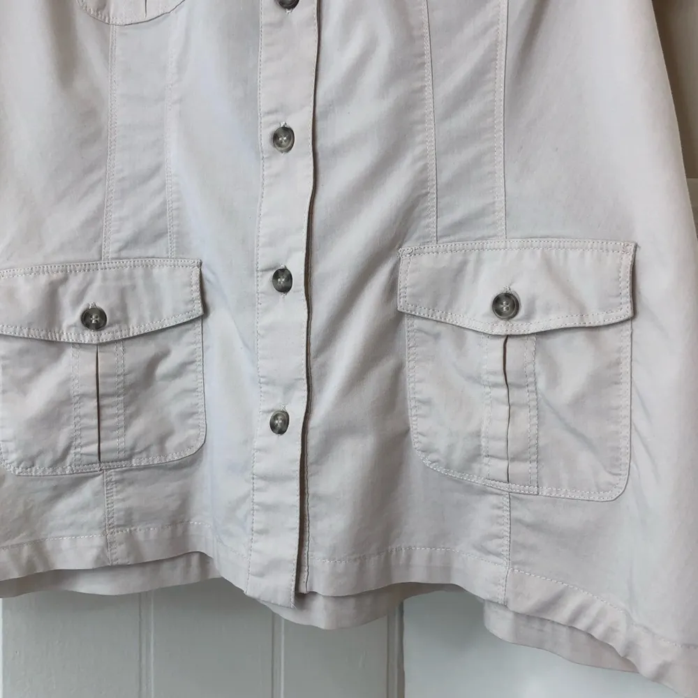 Monroe & Main Short Sleeve Buttonup Woven Top Size L - Image 3