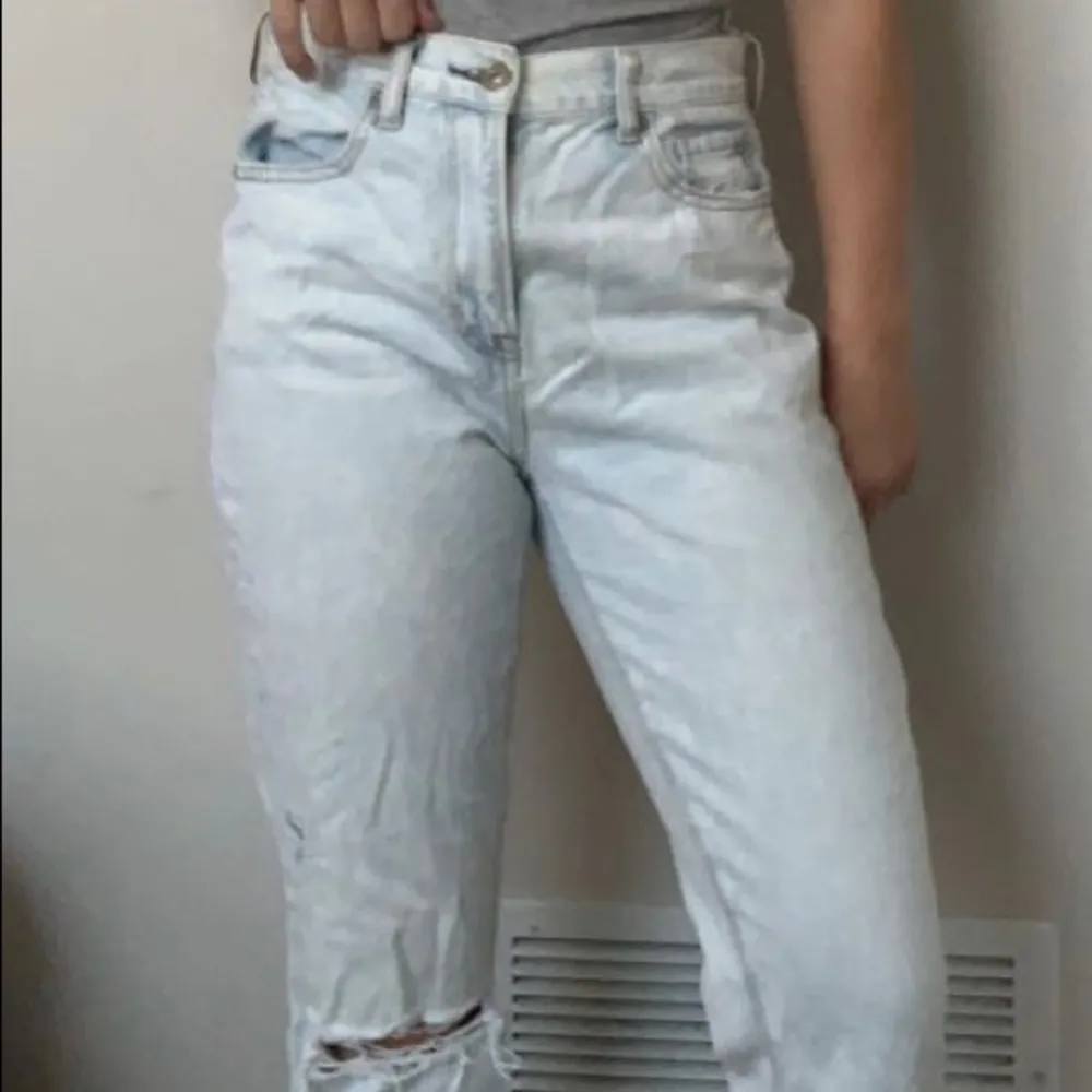 American Eagle Light, Acid Washed Jeans - Image 6