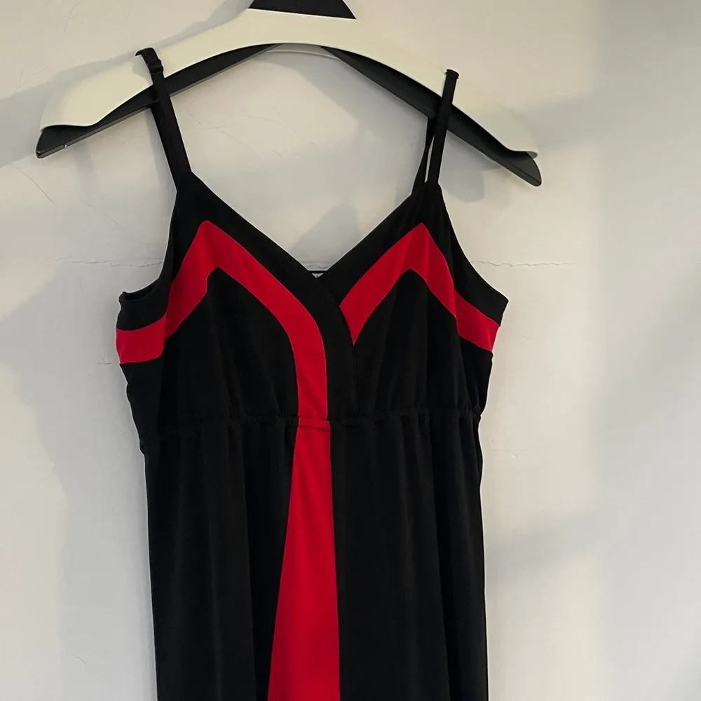 Elegant Black and Red Sleeveless Maxi Dress Medium With Red Shrug - Image 5