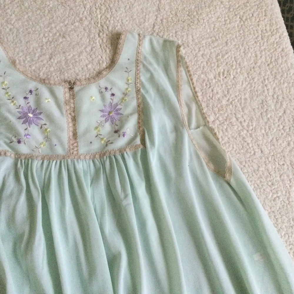 Vintage Lace Trim Embroidered Flowers Panel Nightgown Size 36 - Image 6