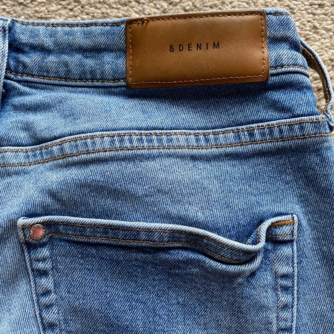 Light Wash Cropped Denim Jeans Blue Size 26 - Image 6