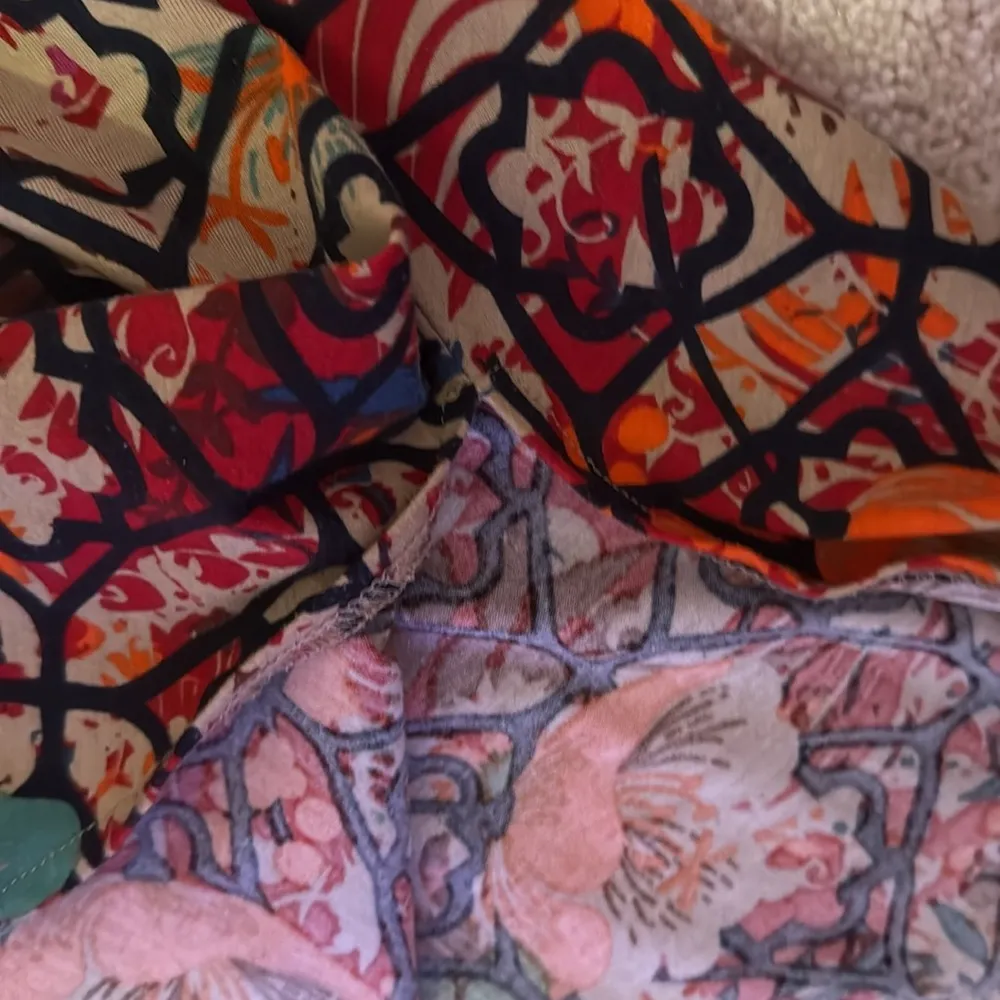 Women’s Lularoe Small green red orange floral design short sleeve top - Image 5