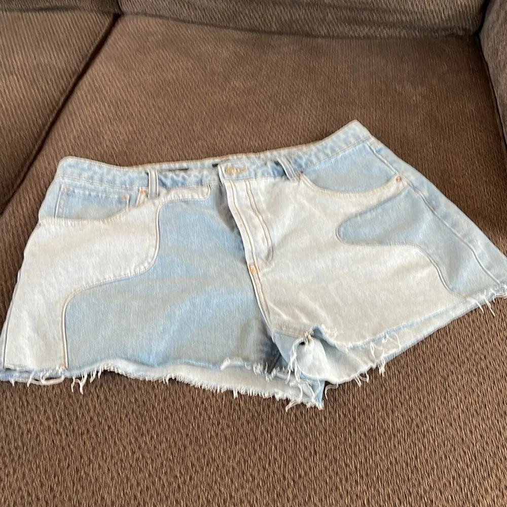 Two-Tone Super High-Rise Cutoff Jean Shorts size 16 - Image 2