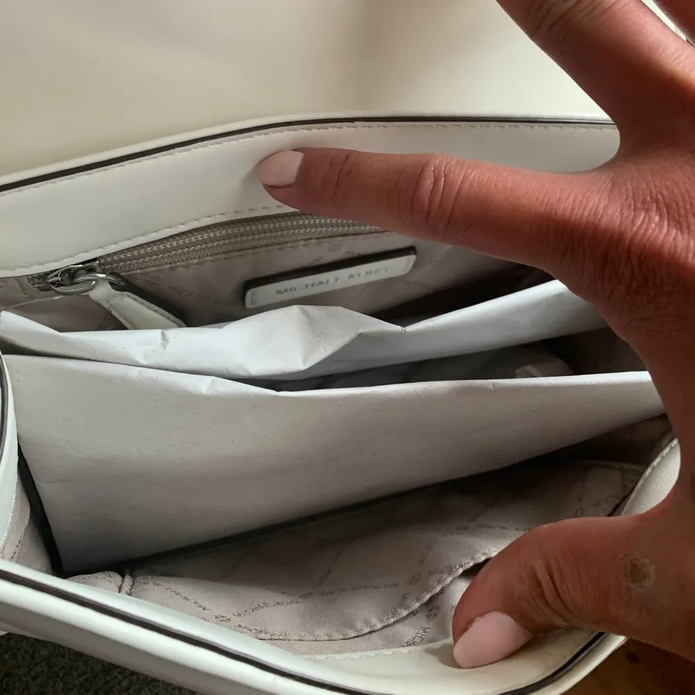 Authentic Michael KORS smooth leather studs Flap shoulder/Crossbody - Image 10