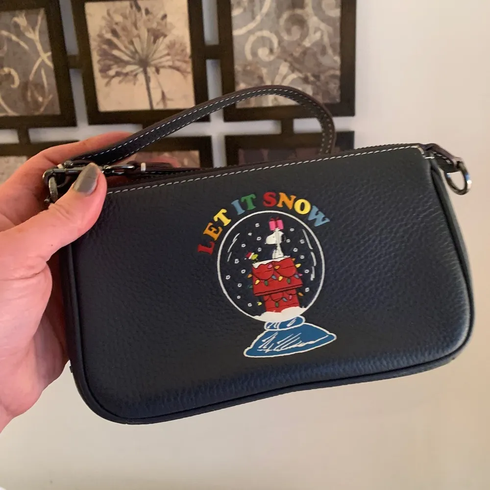 Authentic COACH Pebbled leather Peanut snoopy collection zip shoulder/wristlet - Image 12