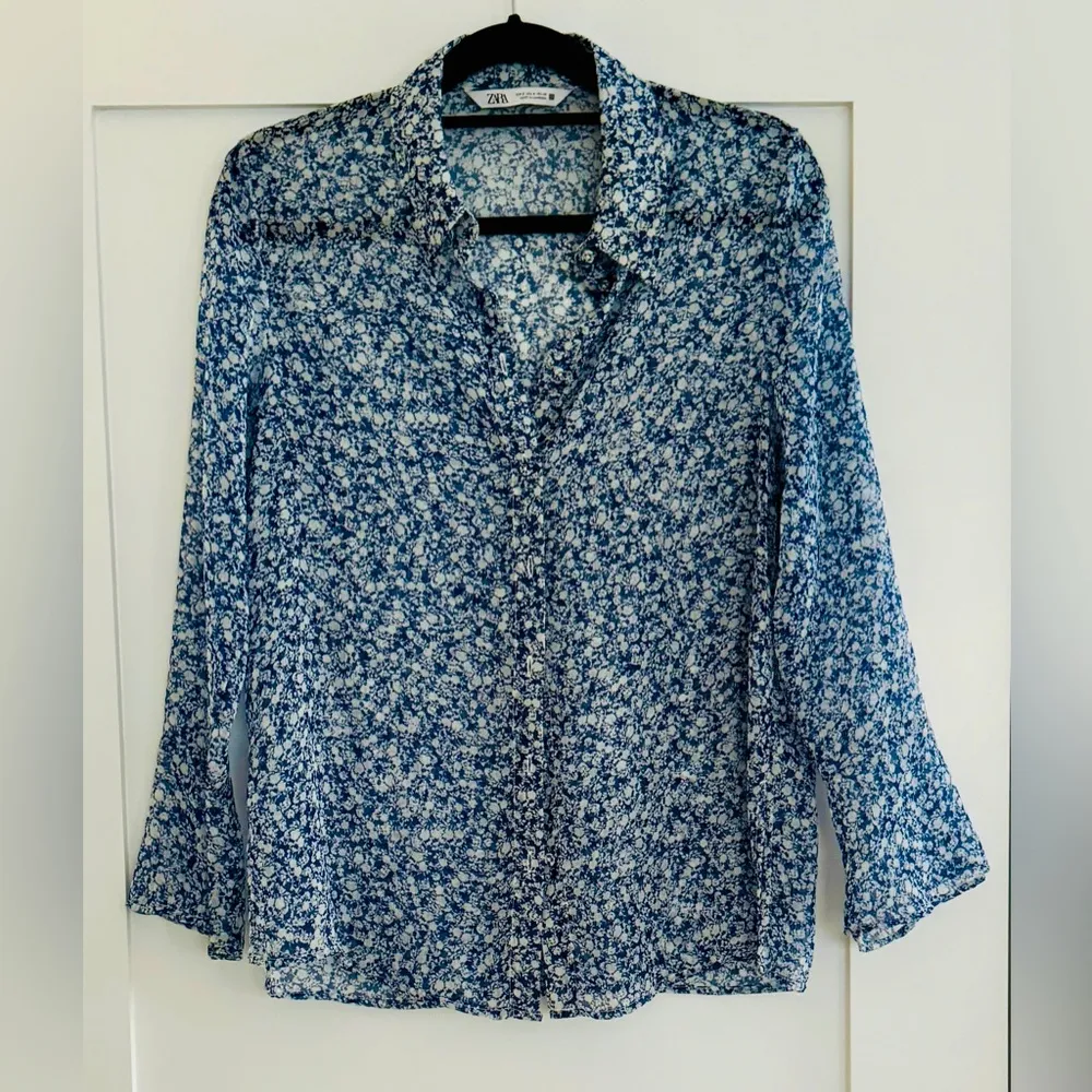 Zara sheer blue white ditzy floral button-down blouse size S - Image 4