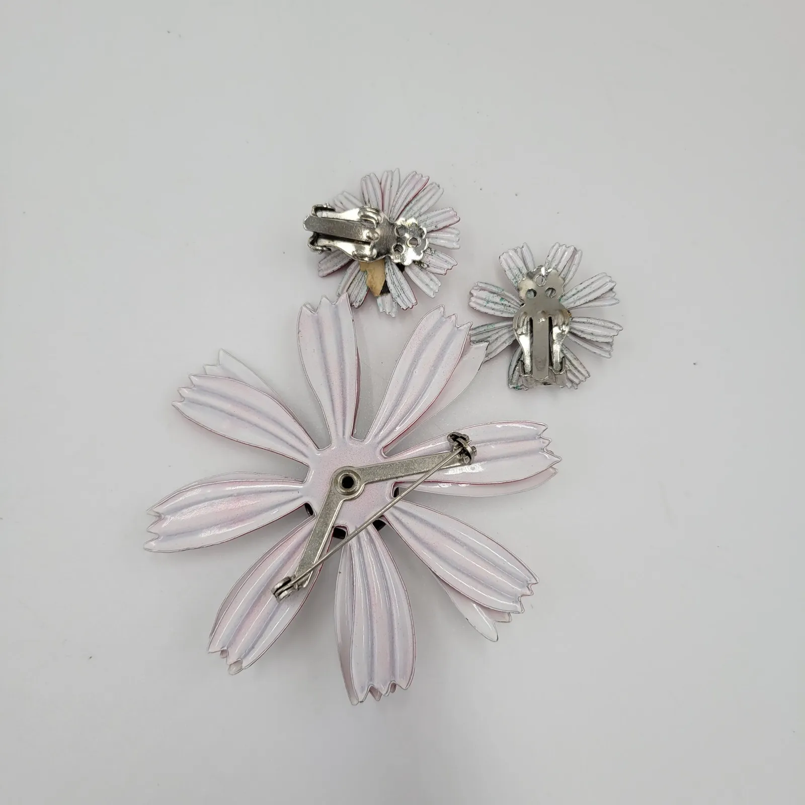 Womens Jewelry‎ Set White Red Cute Enamel Daisy Flower Pin and Earrings Set - Image 5