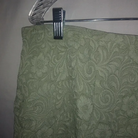 Miss Dorby 18W Textured Floral Skirt Plus Light Green Size 1X - Image 2