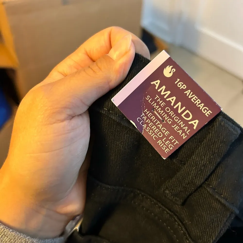 NWT Gloria Vanderbilt Black Tapered Leg Slimming Jeans - Image 4