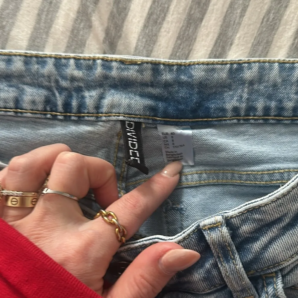 Low rise jeans with light wash - Image 4