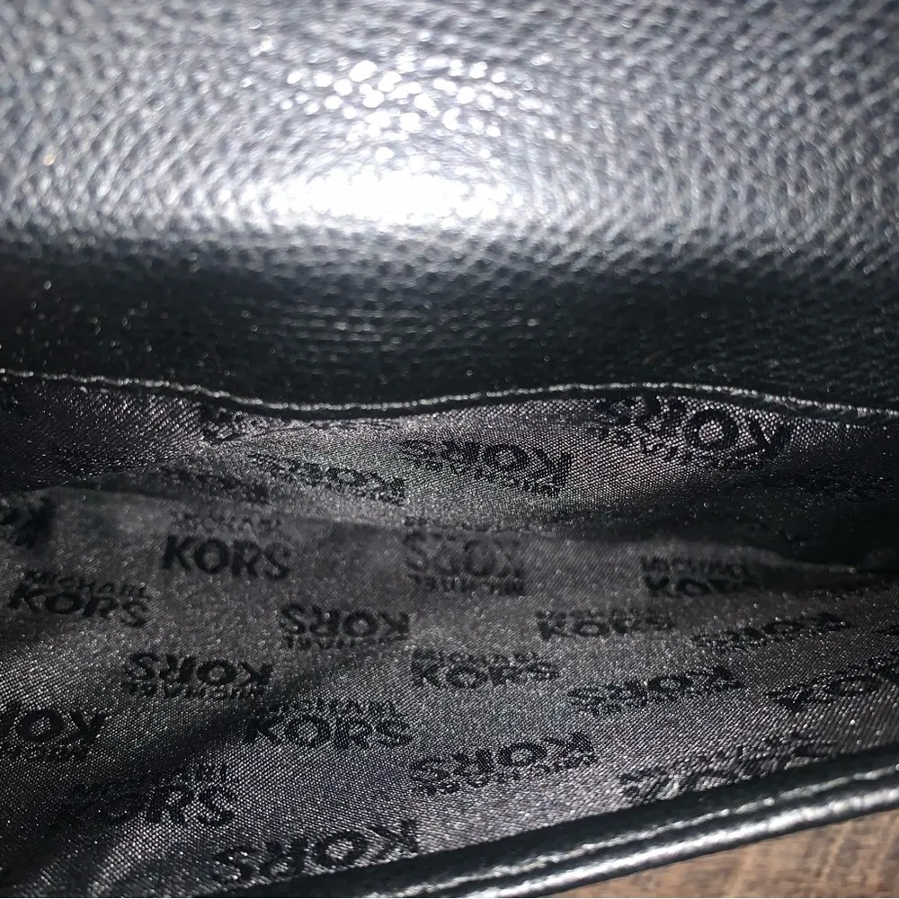 Michael Kors FLORENCE LARGE LOGO FRONT LEATHER TRIFOLD WALLET - Image 3