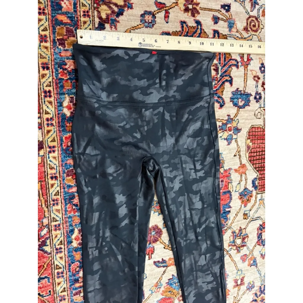 Spanx Look At Me Now Seamless Leggings Black Camo Women’s Small - Image 4