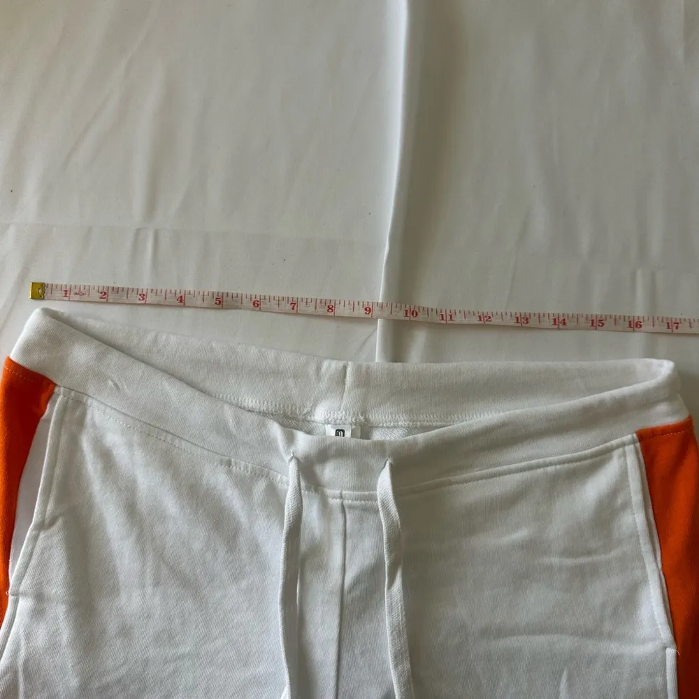 NWT Fabletics Women's Naaru White/Orange Terry Cotton Dolphin Hem Shorts Size M - Image 3