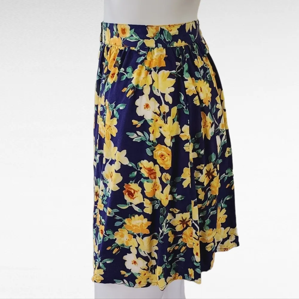 Forever 21 Navy & Yellow Floral Button Front Mini Skirt Size Medium - Image 3