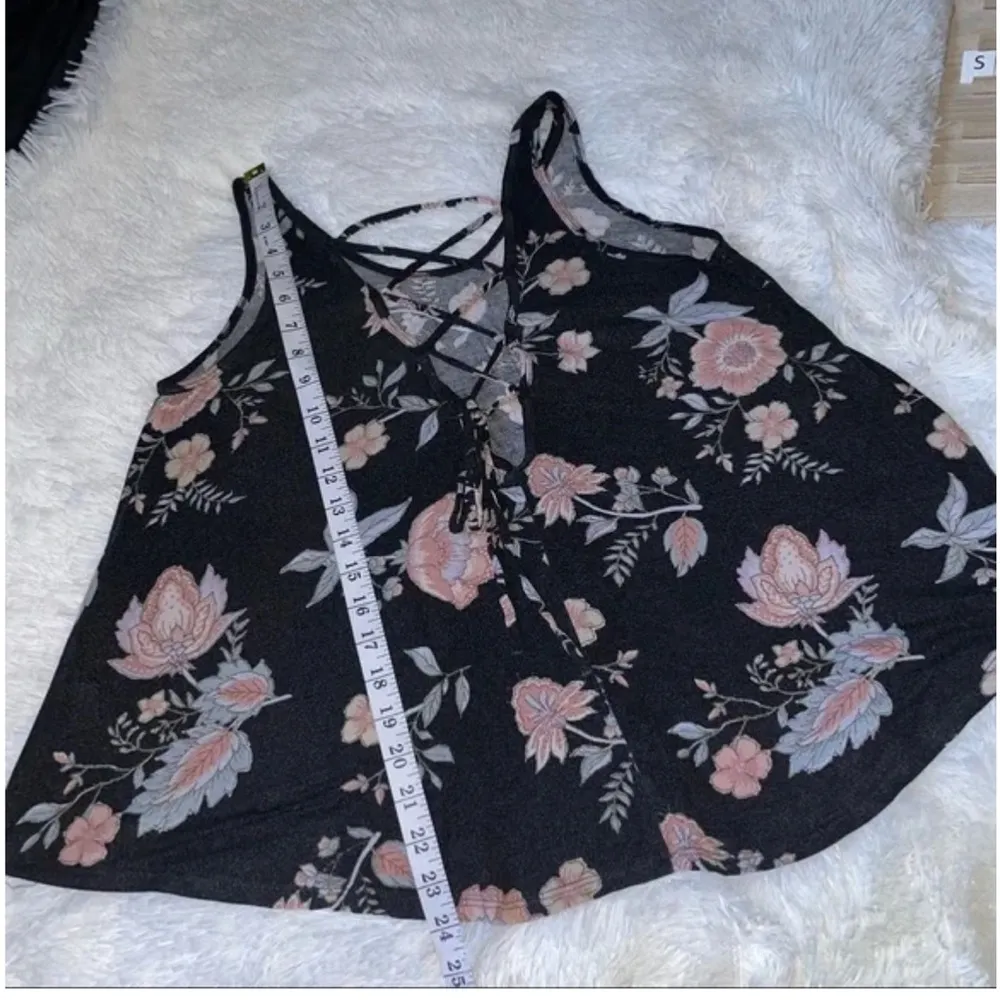 Urban Girl Black Crisis Cross Floral Top Size Medium Flowy Sleeveless cami - Image 5