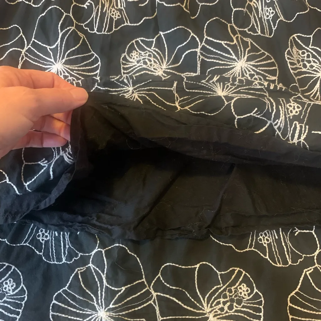 Chico's Skirt 2.5 Large 14 Black and White Embroidered Floral Skater Lined - Image 3