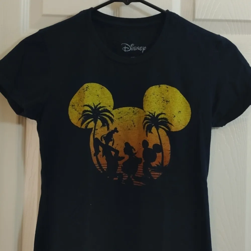 Disney Mickey Donald Duck Goofy Sunset Graphic Shirt Size M EUC #6126 - Image 4
