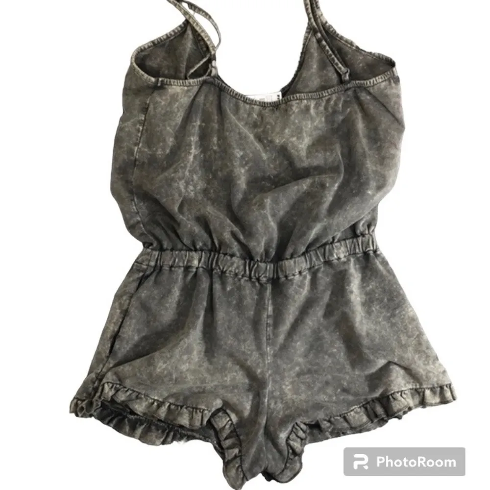 Full Tilt Washed Ruffle Gray Romper size L - Image 4