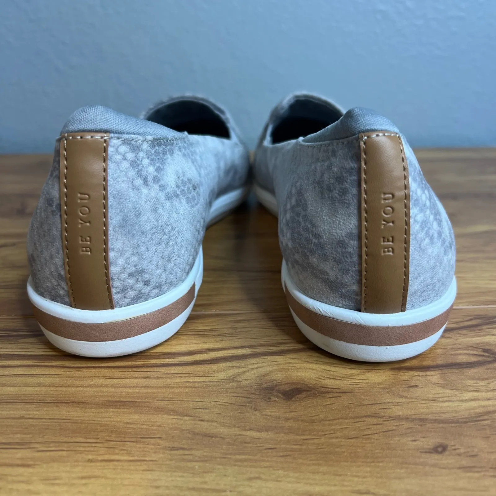 Dr SchollsSlip On Flats Shoes Women Size 9 Comfort Gray Snake Skin Print NEW - Image 5