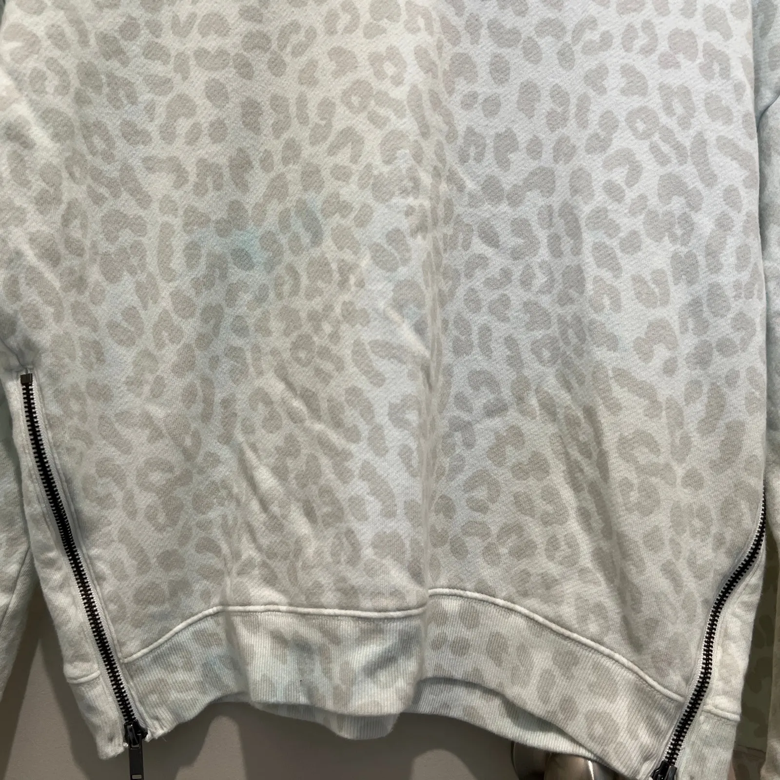 RAILS Women's White Gray Sweatshirt Sz M Leopard Print Zipper Detail Flawed - Image 2