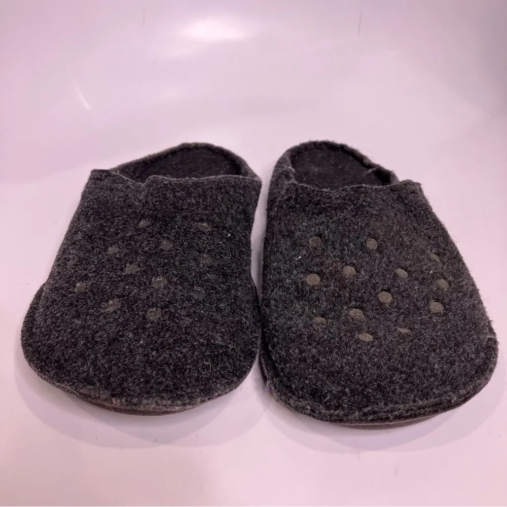 Crocs unisex adult classic lined slippers dark gray women’s size 10 men’s size 8 - Image 4