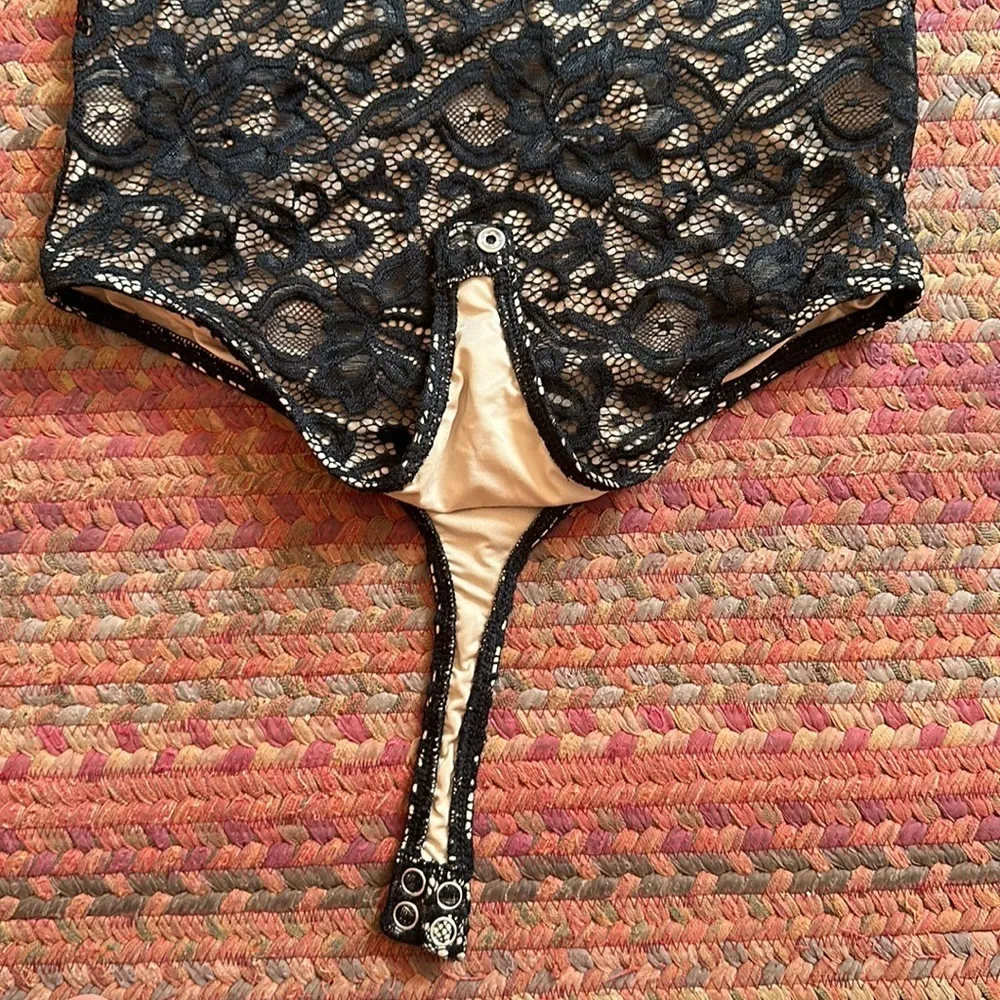 GBG LOS ANGELES BLACK & CREAM LACE THONG BODYSUIT - Image 2