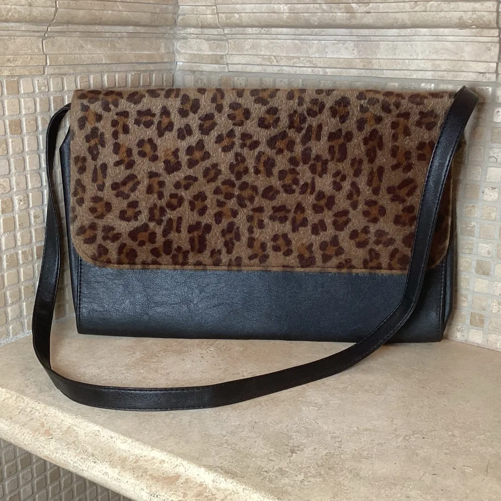 THIN SHOULDER BAG FOR LEGAL DOCUMENTS/LAPTOPS/IPADS 15” x 10” BlK/LEOPARD PRINT Black - Image 2
