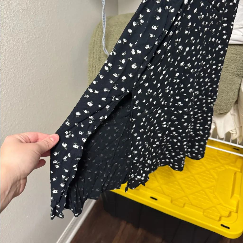 Hollister Midi Black Dress with White Floral Print - Image 4