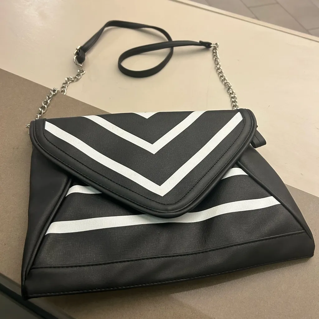 Chic Black and White Chevron Crossbody Bag perfect condition-CATO - Image 7