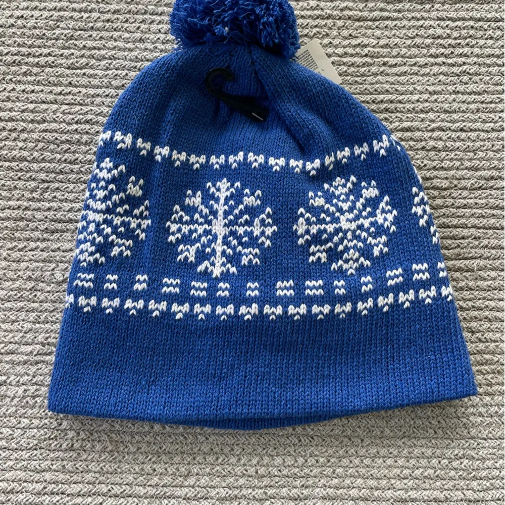 Juncture Cobalt Blue and White Snowflake Fleece Lined Knit Hat with Pom NWT - Image 4