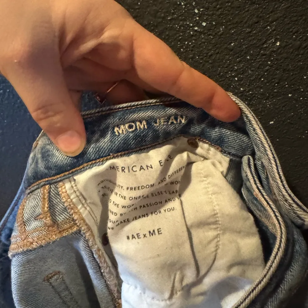 American Eagle Light Wash Distressed Mom Jeans Size 4 - Image 4