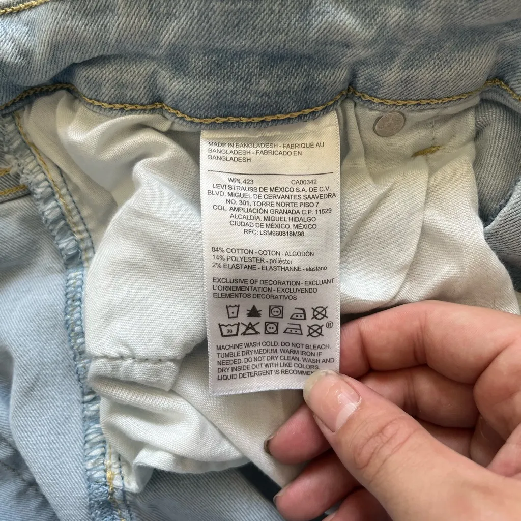 Levi’s Denizen Mid Rise Boyfriend Jeans Light Wash Distressed Ripped Women’s 14 - Image 15