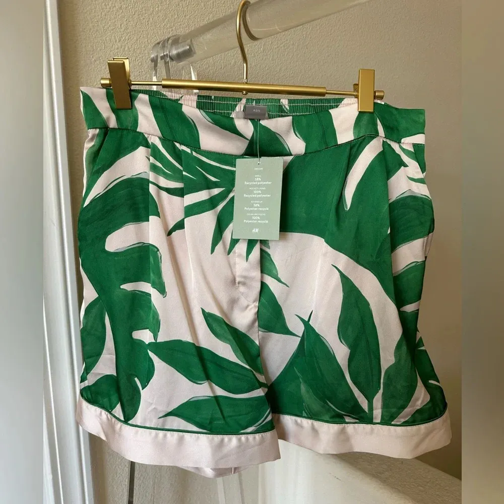 NWT Beautiful H&M Satin 2 Piece Leaf Outfit - Image 3