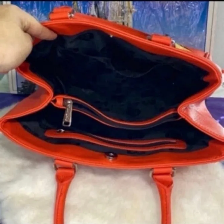 Disney Minnie Mouse daisy debossed heart logo Loungefly tote nwt - Image 4