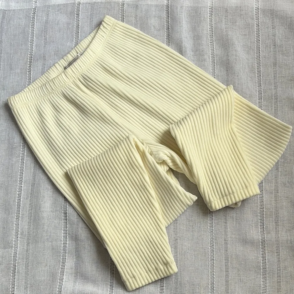 Jones Wear Sport Vintage Cream Ribbed Leggings - Image 2