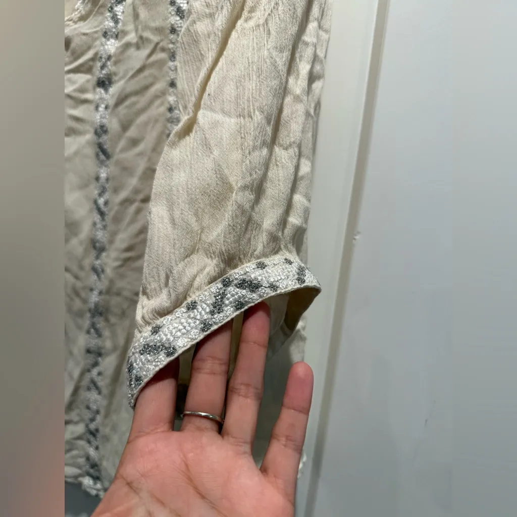 American Eagle Outfitters Cream Blouse with embroidered Floral Accents Size XL - Image 3