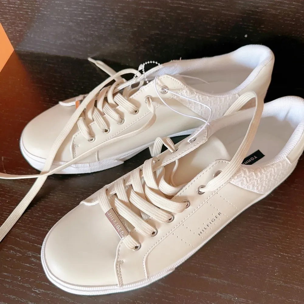 Tommy Hilfiger beige leather causal sneaker shoes - Image 3