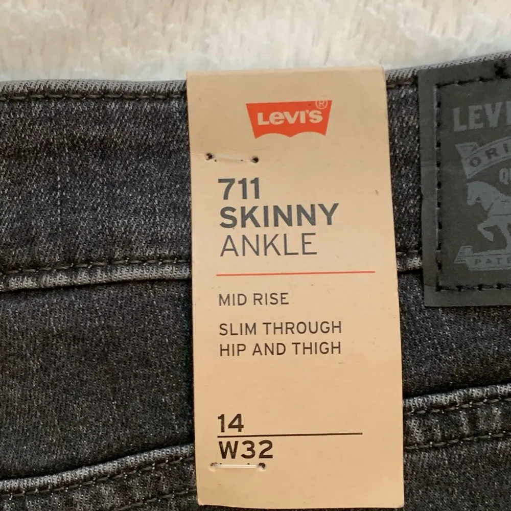 Levi’s 711 Skinny Ankle Jeans - Image 9