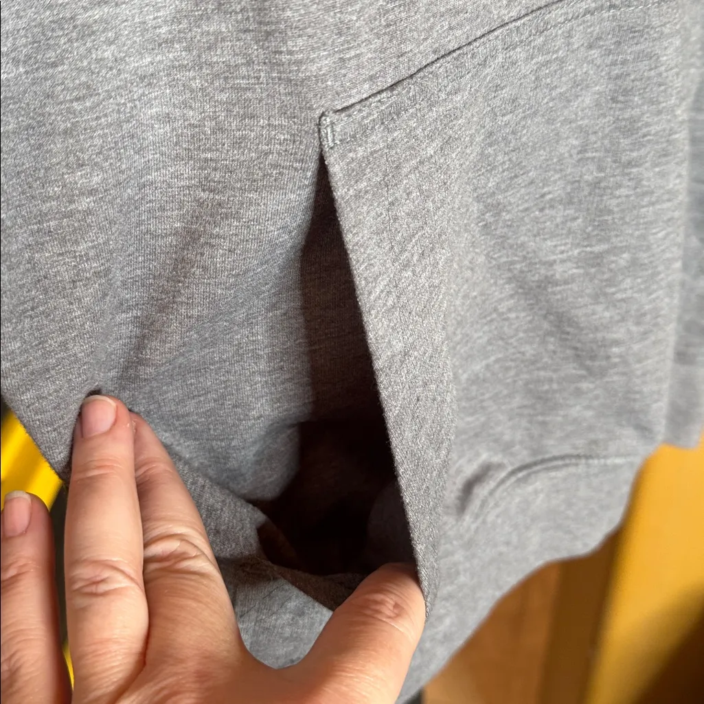 Initial Attraction Gray Embroidered Victoria British Columbia Hoodie Size Medium - Image 7