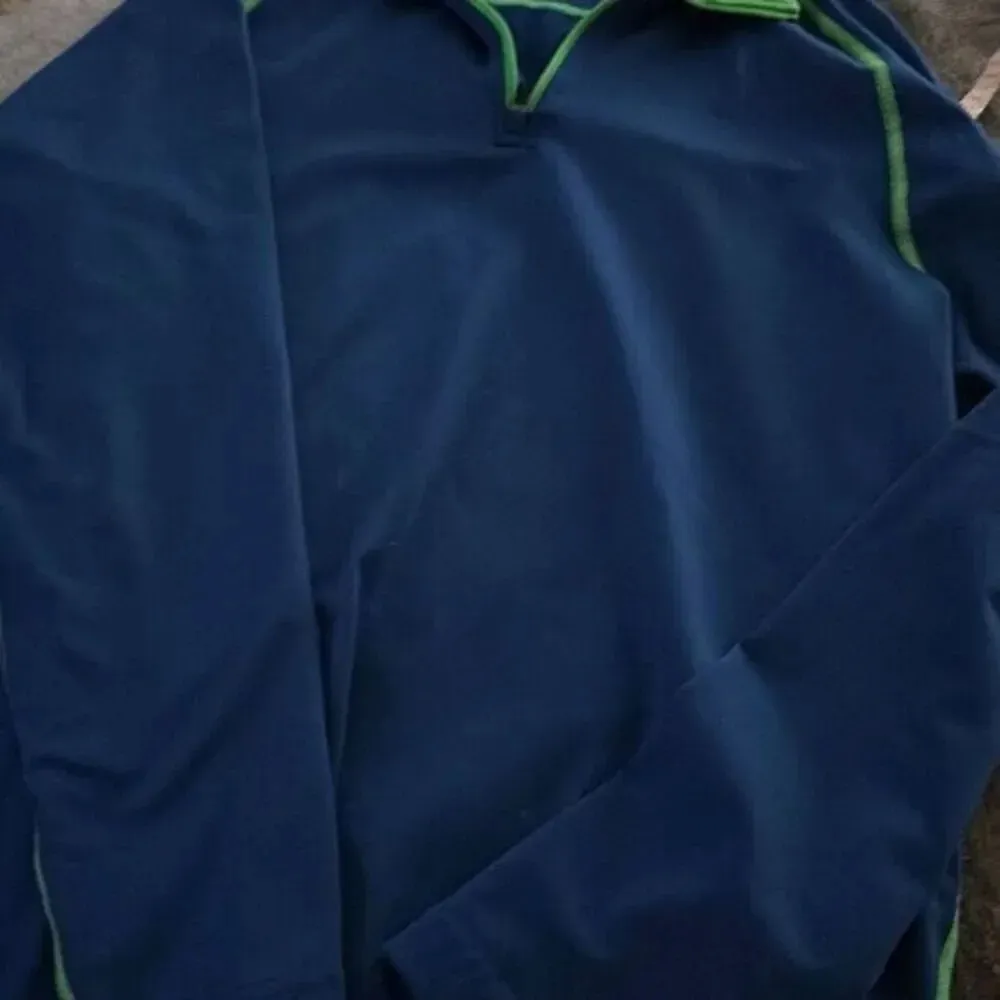 Reebok  Athletic Pullover Size Medium - Image 4