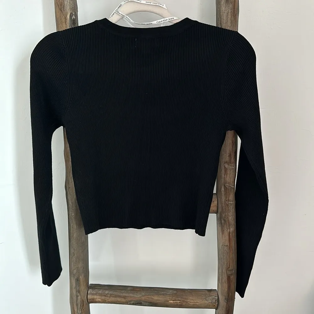 Calvin Klein Cropped Rib-Knit Cut-Out V-Neck Top - Image 7